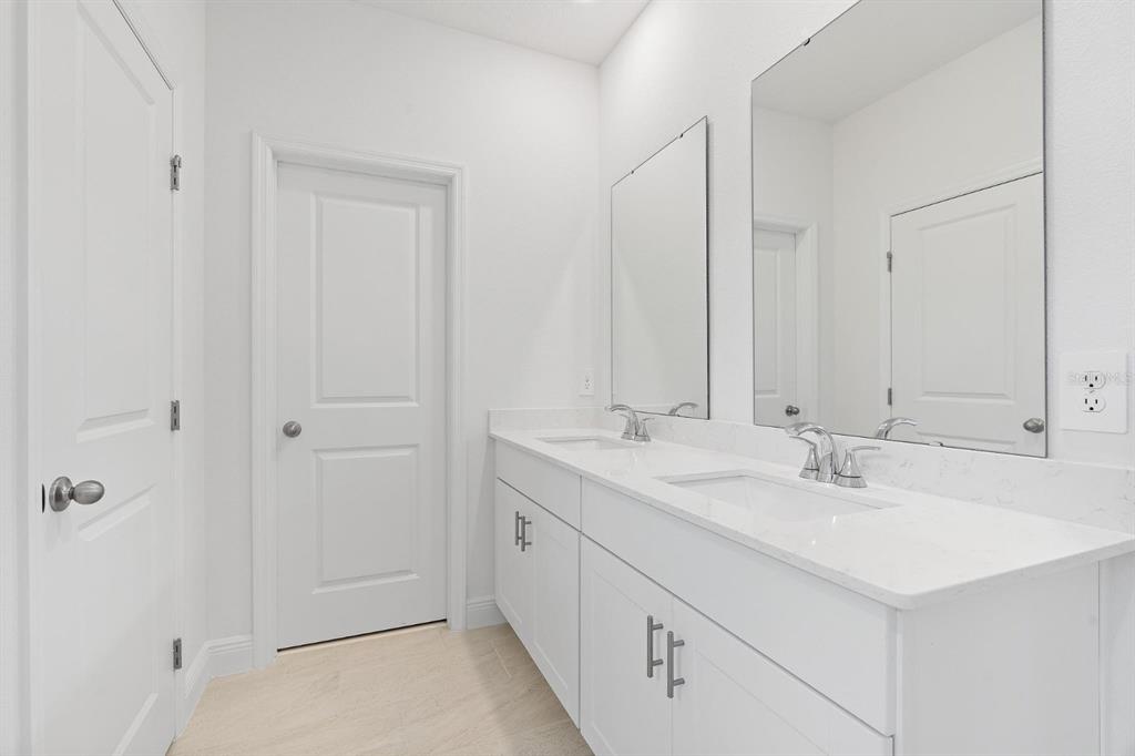 2276 Hen Road Minneola, FL 34715 - Photo 32 of 40 a bathroom with 2 sink and a mirror