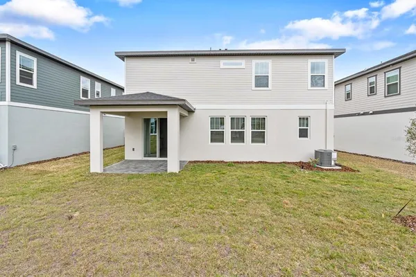 a view of an house with backyard of house