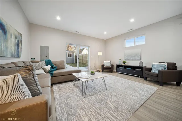 $749,900 | 530 East 44th Place, Chicago, IL 60653