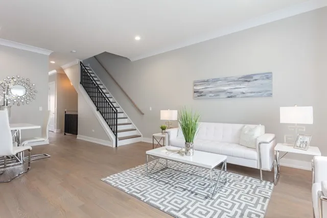 $749,900 | 530 East 44th Place, Chicago, IL 60653