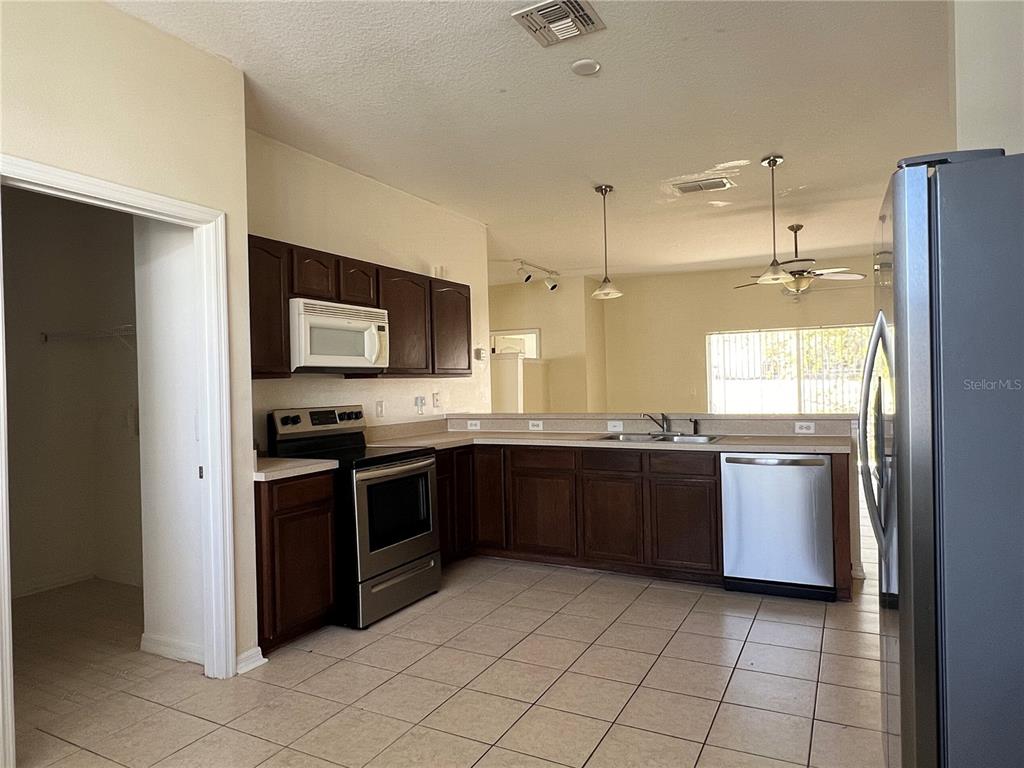 209 Round Man Street Leesburg, FL 34748 - Photo 7 of 36