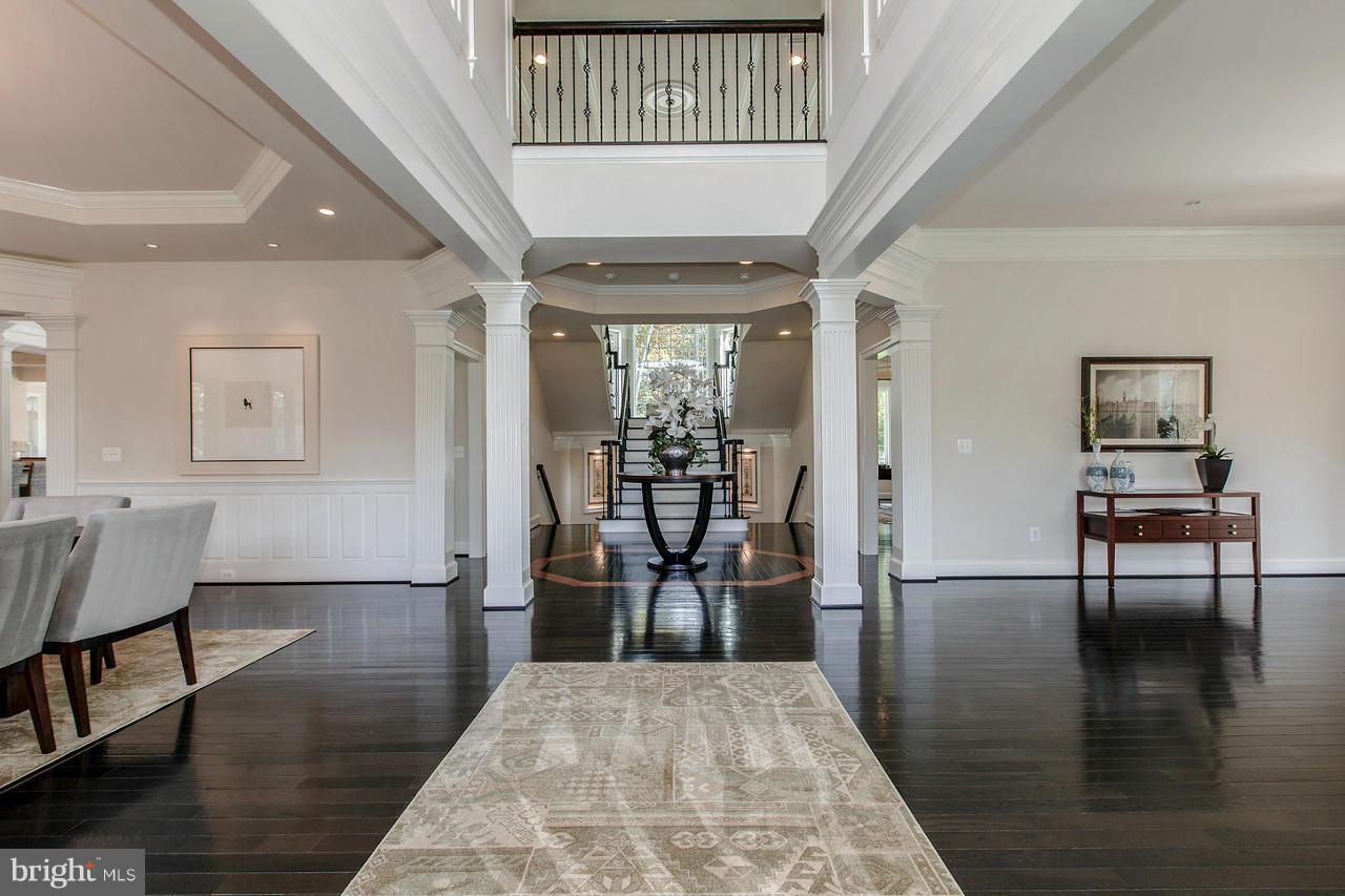 1659 Hunting Crest Way Vienna, VA 22182 - Photo 2 of 30 Foyer