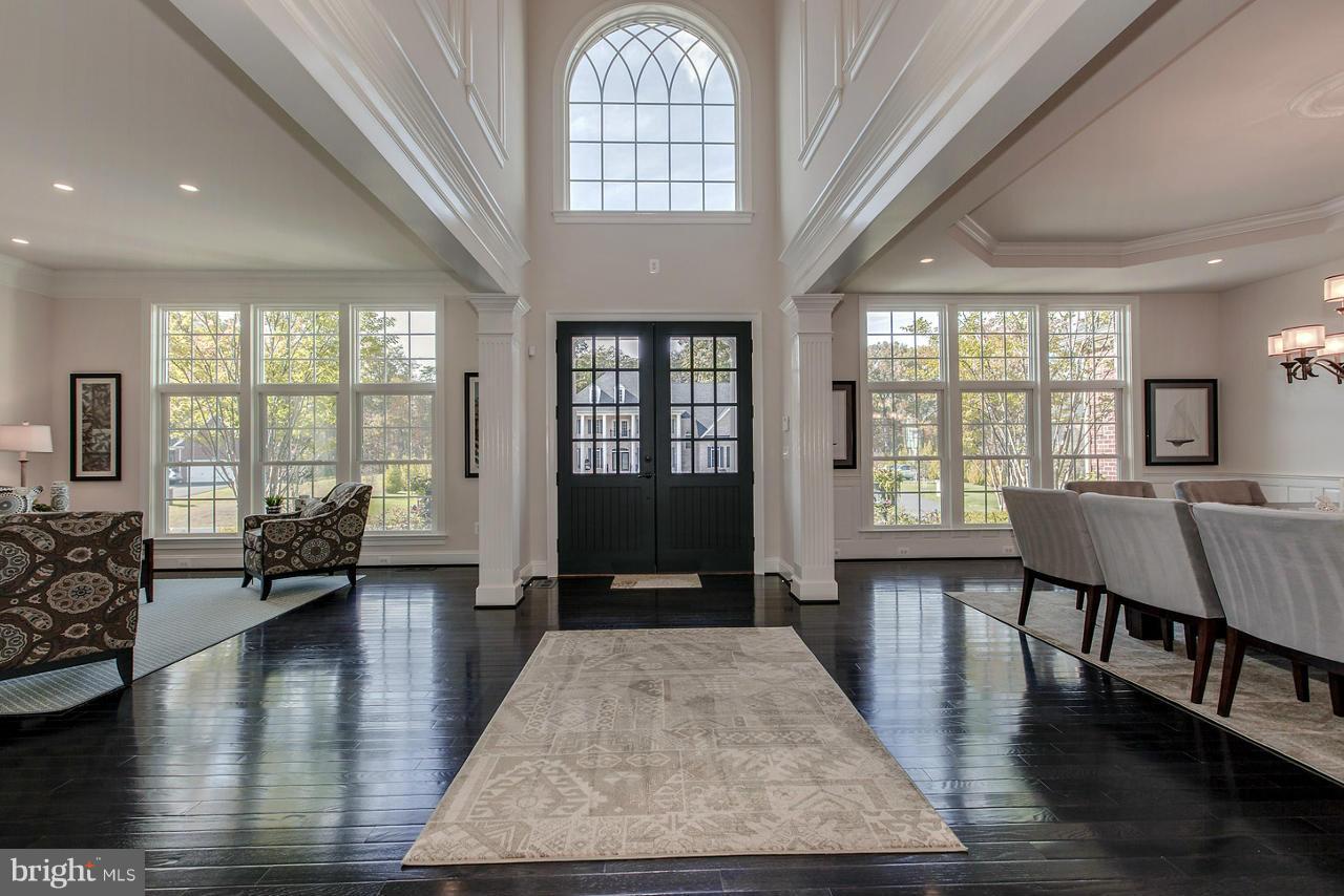 1659 Hunting Crest Way Vienna, VA 22182 - Photo 3 of 30 Foyer