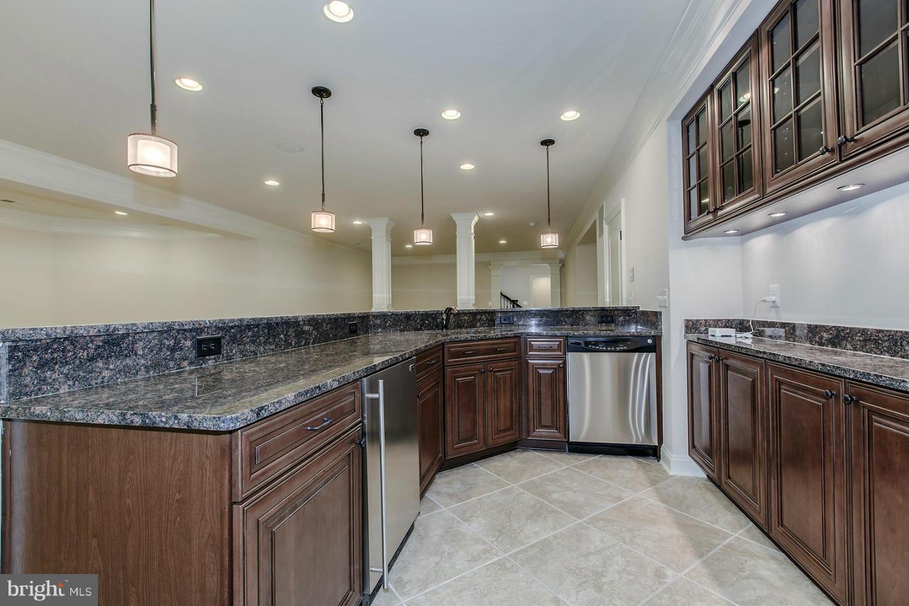 1659 Hunting Crest Way Vienna, VA 22182 - Photo 21 of 30 Bar