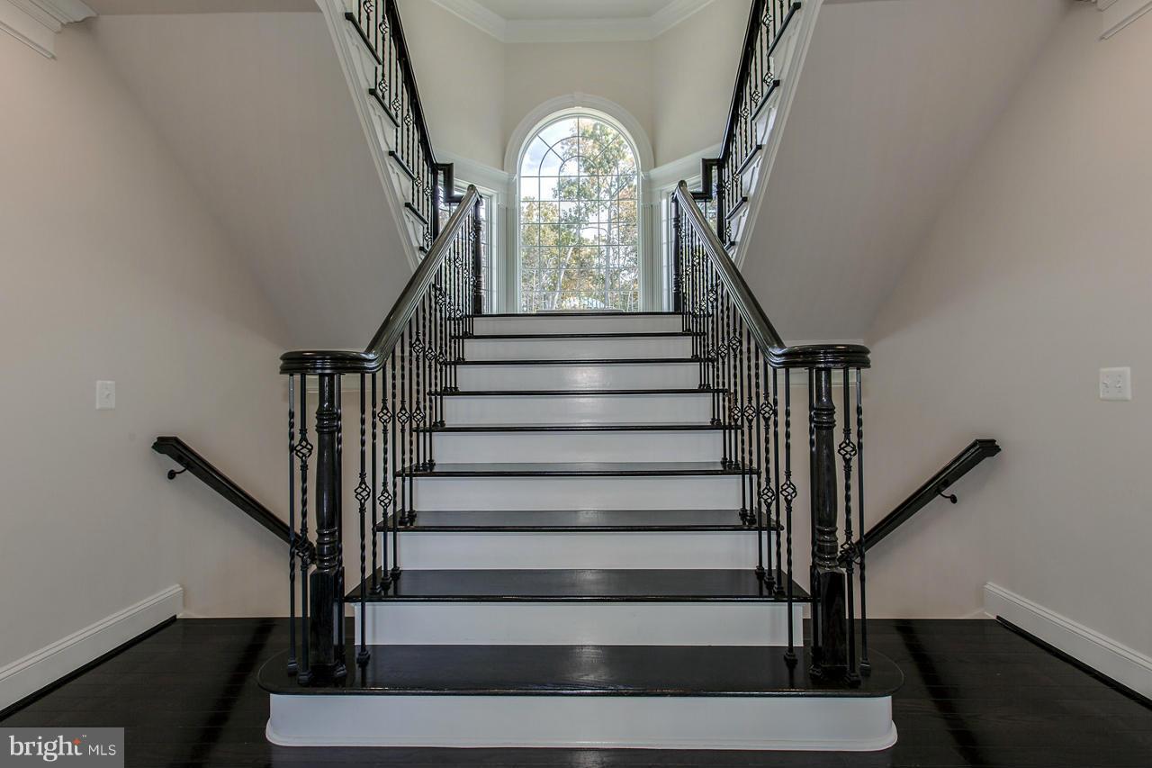 1659 Hunting Crest Way Vienna, VA 22182 - Photo 24 of 30 Staircase