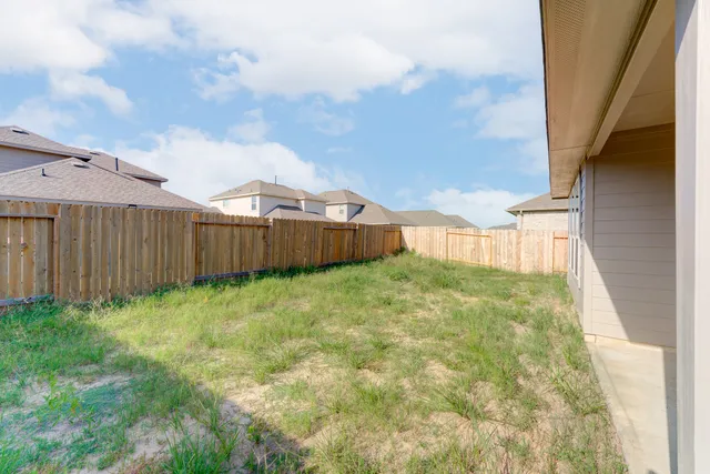 a view of a backyard