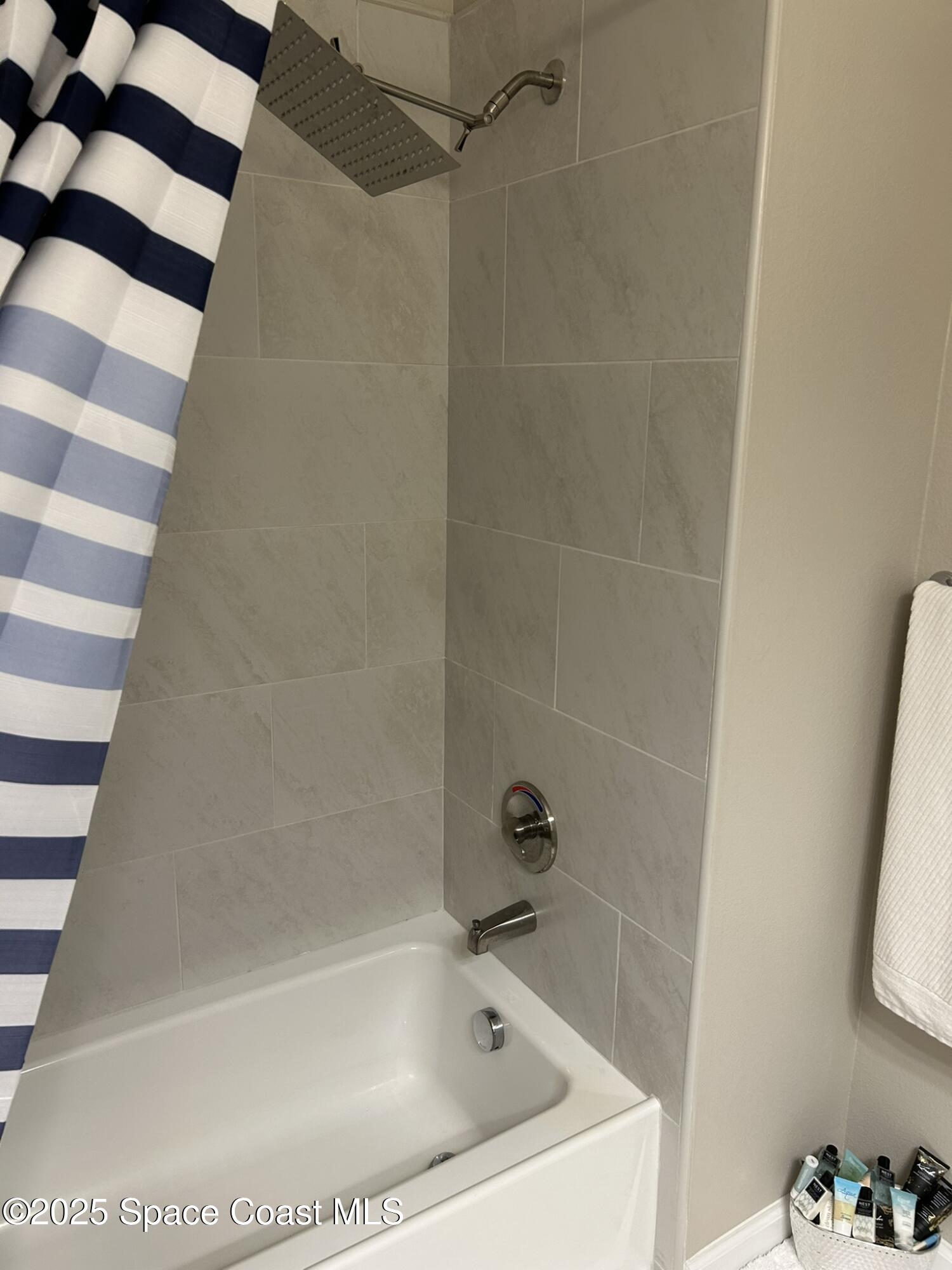 3931 Playa Del Sol Drive, Unit 203 Rockledge, FL 32955 - Photo 18 of 36 a bathroom with a bathtub