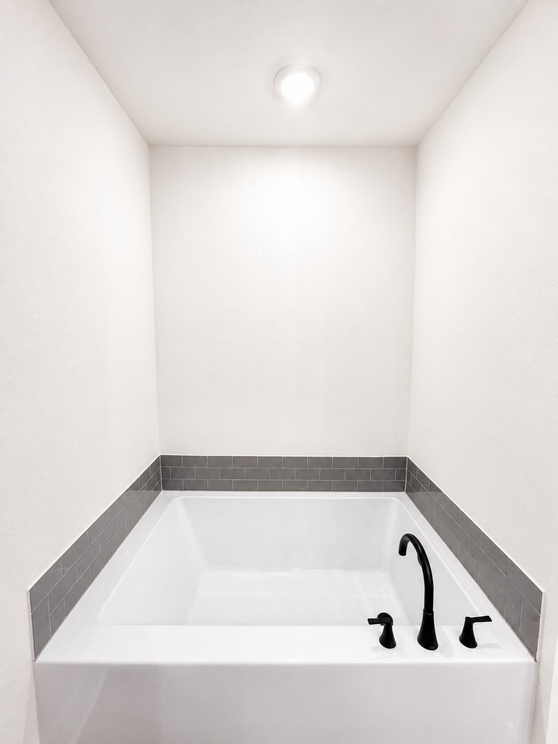 9476 Hard Rock Road Conroe, TX 77303 - Photo 16 of 17 Primary Soaker Tub
