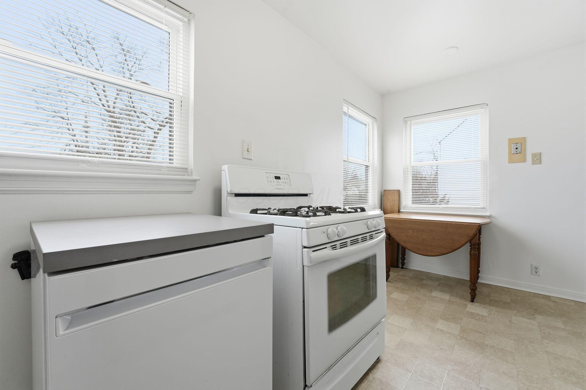 796 East Kenworth Road Columbus, OH 43224 - Photo 6 of 18 kitchen