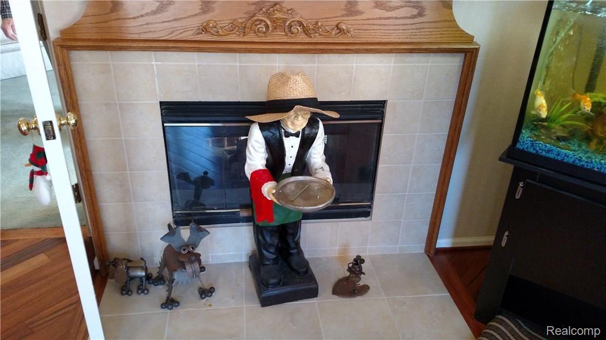3124 Fairgrove Terrace, Unit 67 Rochester, MI 48309 - Photo 29 of 46 Gas log fireplace in Breakfast Nook