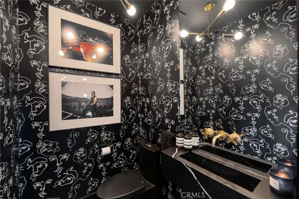 a black and white photo of a living room