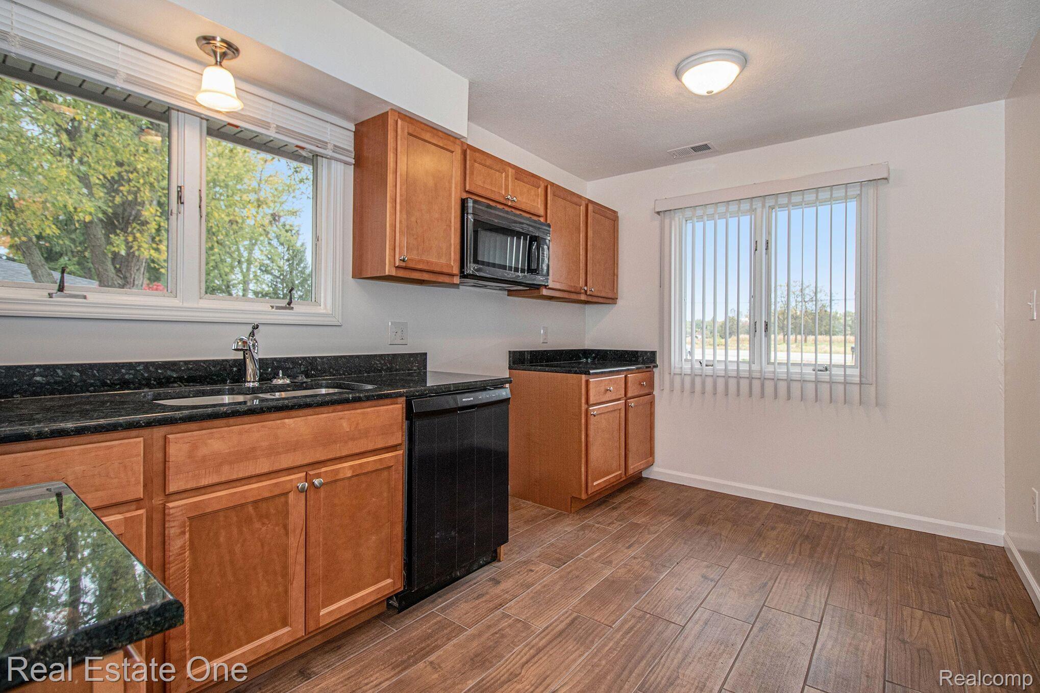 27301 Sibley Road Romulus, MI 48174 - Photo 17 of 33 16.jpeg