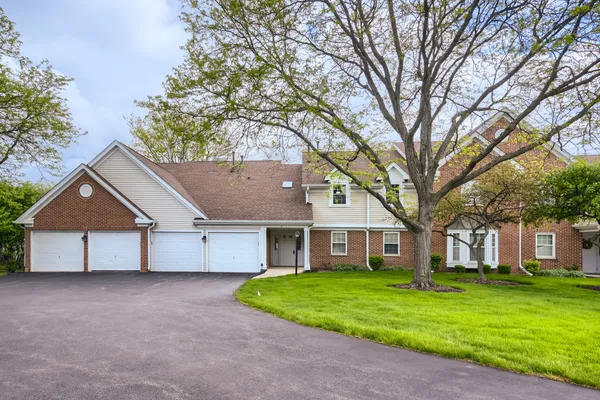 $274,900 | 41 Ashburn Court, Unit X2, Schaumburg, IL 60193