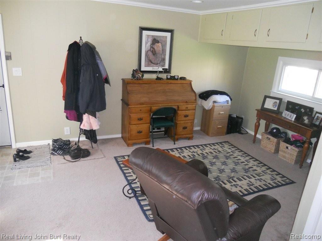 682 Pleasant Ridge Lake Orion, MI 48362 - Photo 13 of 21 faimly room-1