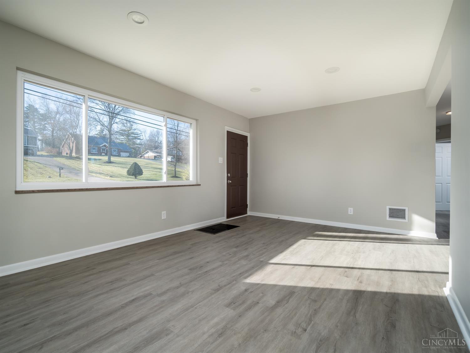 288 Riddle Road Woodlawn, OH 45215 - Photo 6 of 29