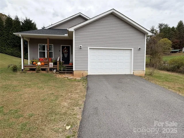 a view of a house with backyard