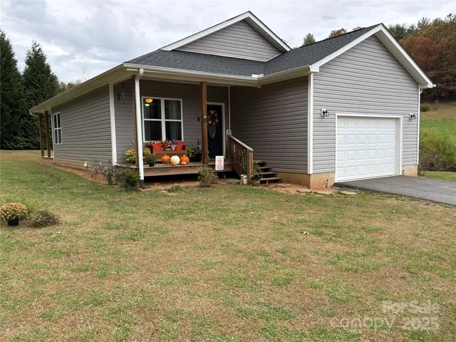 a view of a house with backyard and porch