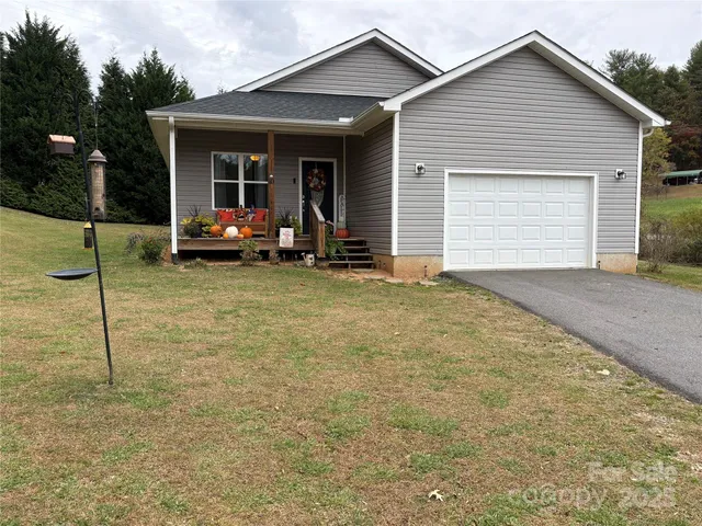 a view of a house with backyard and porch