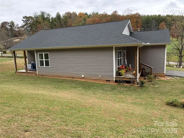 a view of a house with backyard and garden