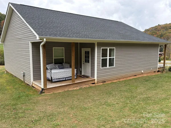 a view of a house with backyard