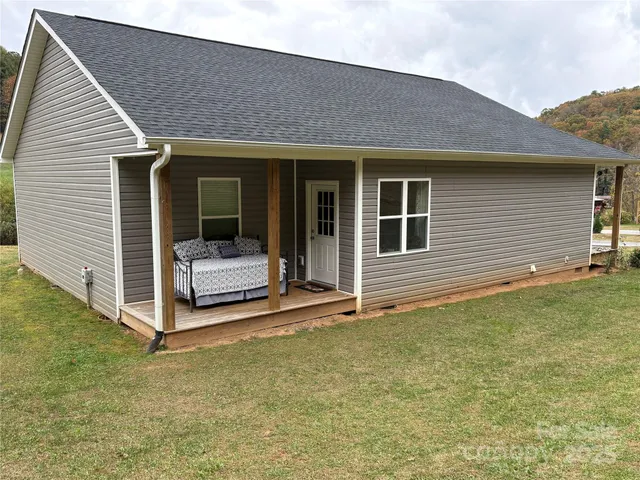 a view of a house with backyard