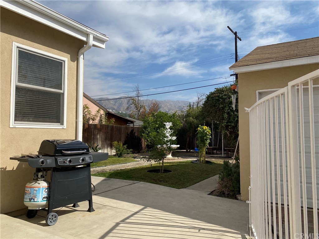 7548 Security Avenue Burbank, CA 91504 - Photo 11 of 41 a view of a patio with a table and chairs