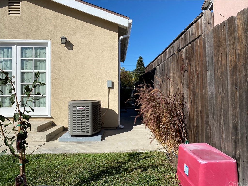 7548 Security Avenue Burbank, CA 91504 - Photo 13 of 41 a view of a backyard with plants
