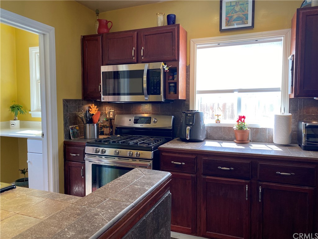 7548 Security Avenue Burbank, CA 91504 - Photo 17 of 41 a kitchen with a stove a sink and a microwave