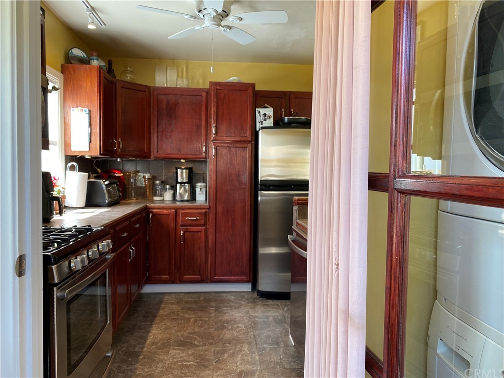 7548 Security Avenue Burbank, CA 91504 - Photo 21 of 41 a kitchen with stainless steel appliances granite countertop a refrigerator a stove and a sink