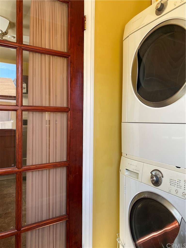 7548 Security Avenue Burbank, CA 91504 - Photo 22 of 41 a utility room with dryer and washer