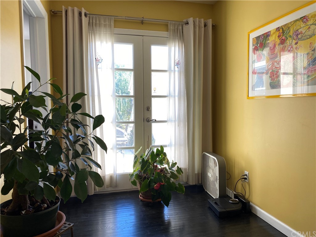 7548 Security Avenue Burbank, CA 91504 - Photo 28 of 41 a view of a room with wooden floor and a potted plant