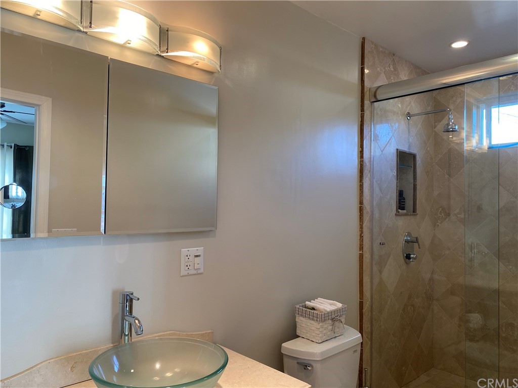 7548 Security Avenue Burbank, CA 91504 - Photo 33 of 41 a bathroom with a toilet a sink and mirror