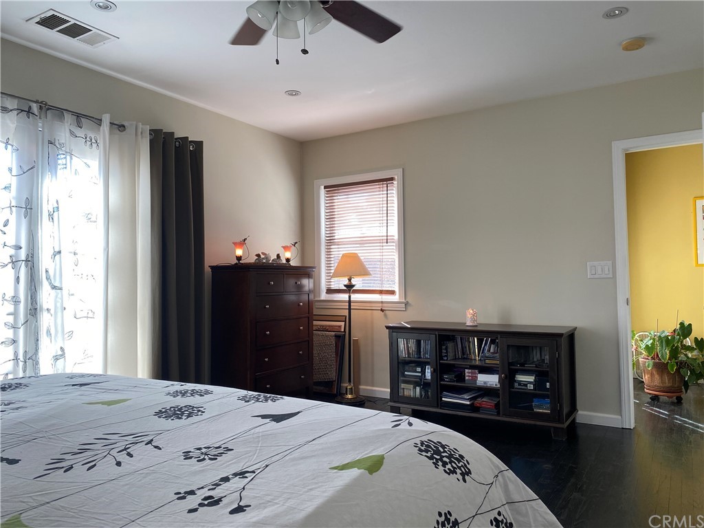 7548 Security Avenue Burbank, CA 91504 - Photo 37 of 41 a bedroom with a bed and wooden floor