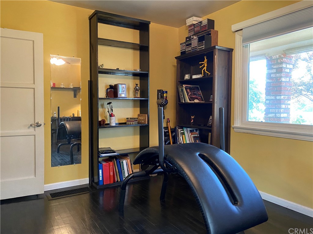 7548 Security Avenue Burbank, CA 91504 - Photo 40 of 41 a view of a livingroom with furniture and front door