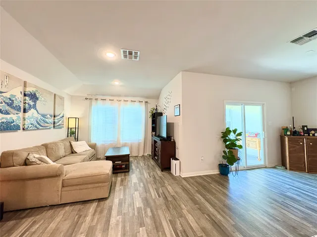 $1,950 | 1010 Starfish Drive, Bay City, TX 77414