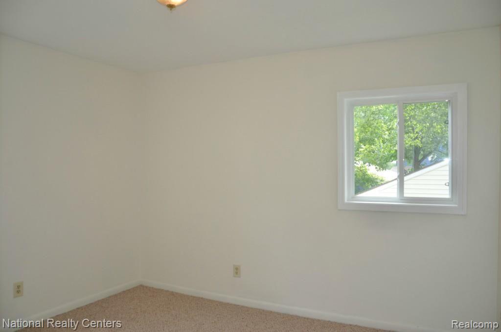 3805 Mapleleaf Road Waterford, MI 48328 - Photo 25 of 30 Bedroom #2 - Fresh paint and new light fixtures.