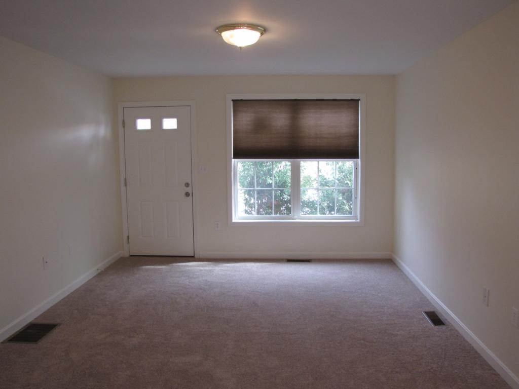 316 Mammoth Road, Unit 1 Manchester, NH 03103 - Photo 3 of 20 Gallery Image 3