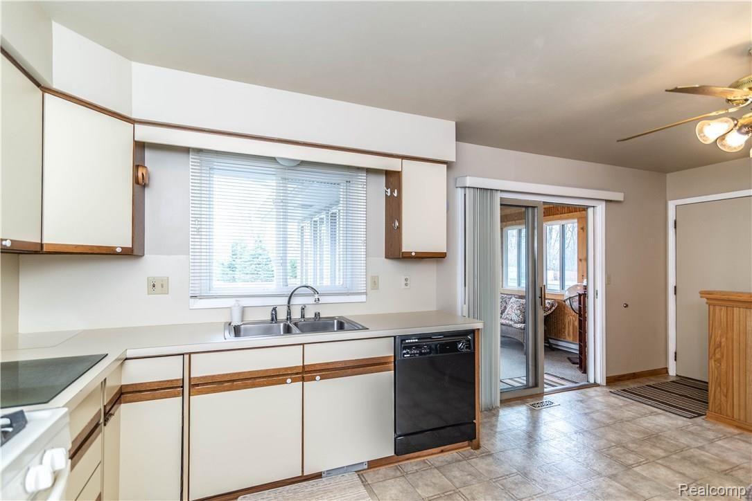 2874 Benstein Road Walled Lake, MI 48390 - Photo 10 of 37 dsc_9988.jpg