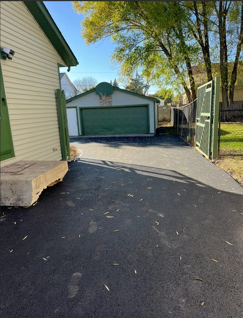 20564 Elizabeth Avenue Prairie View, IL 60089 - Photo 9 of 9 a front view of a house with a yard