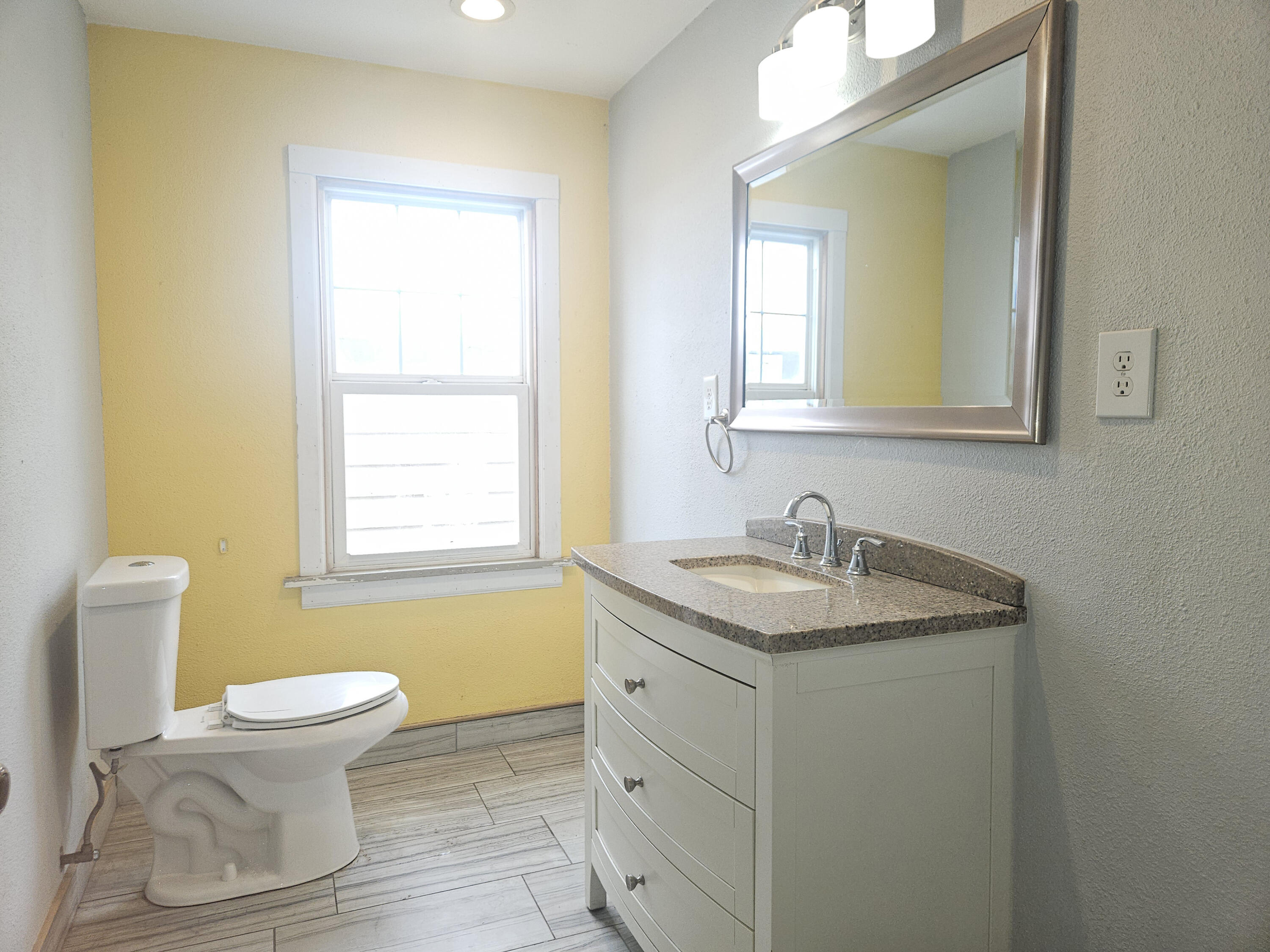 413 South H Street Lakeview, OR 97630 - Photo 7 of 17 7. Bathroom 1