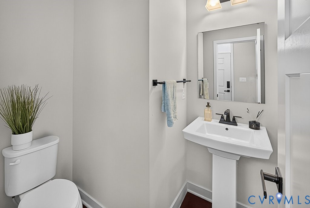 17976 Spotted Oak Road Dumfries, VA 22026 - Photo 44 of 52 Bathroom featuring a white pedestal sink with a ma