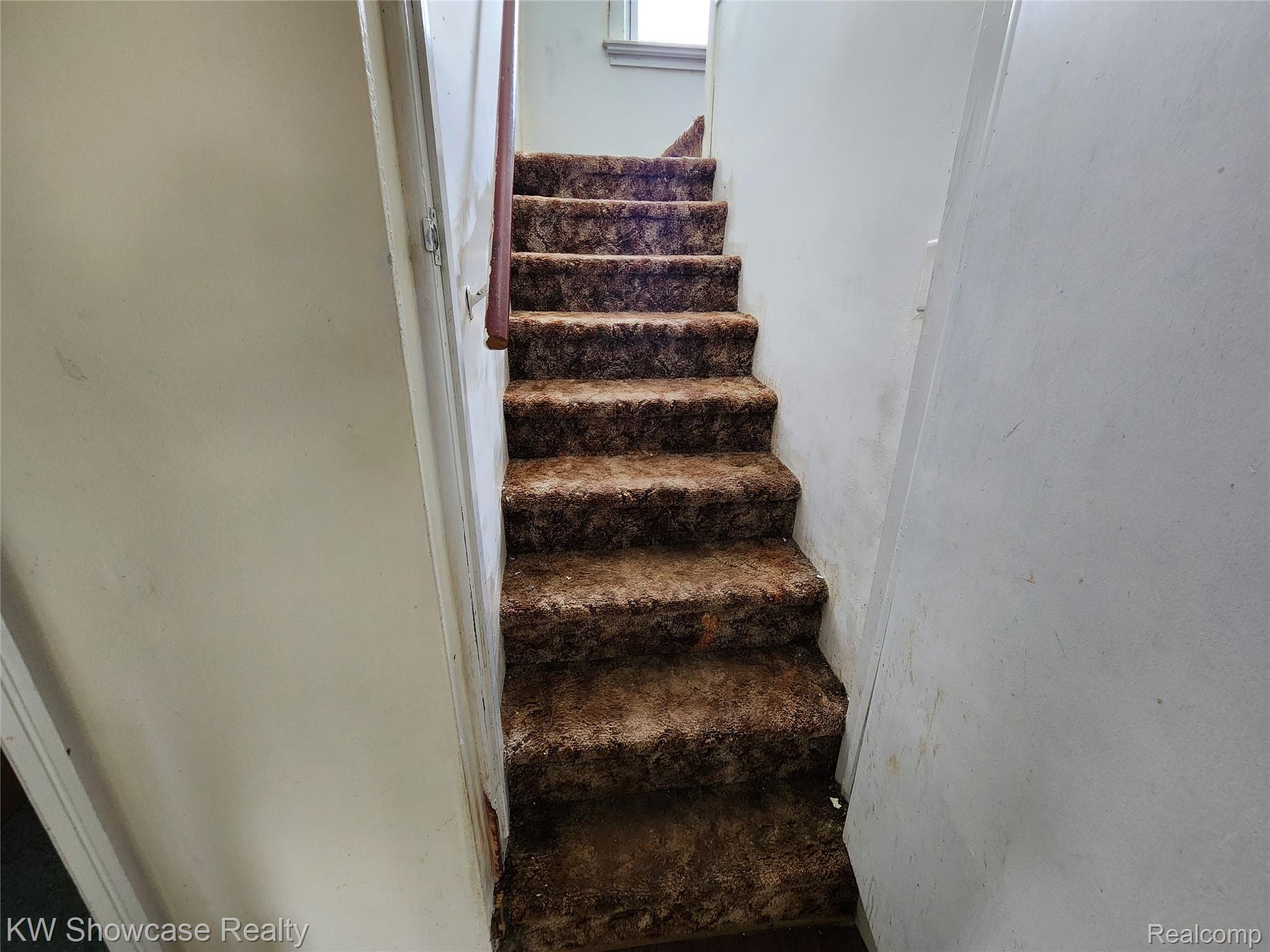 4356 South Vassar Road Burton, MI 48519 - Photo 32 of 42 Stairs to Upper Level.