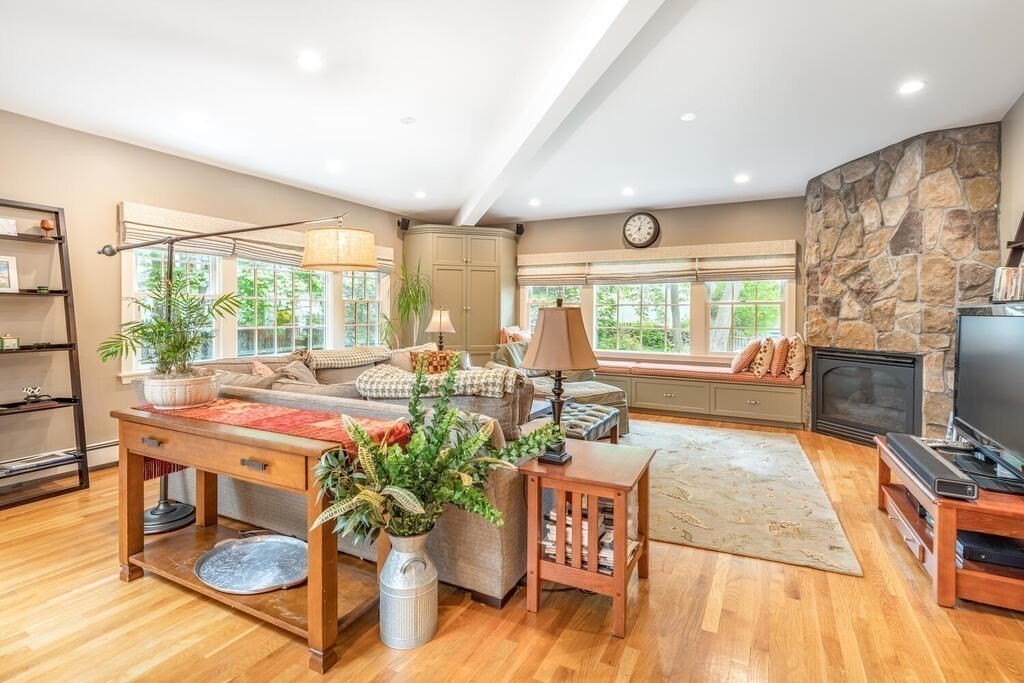 403 Hillcrest Road Needham, MA 02492 - Photo 11 of 35