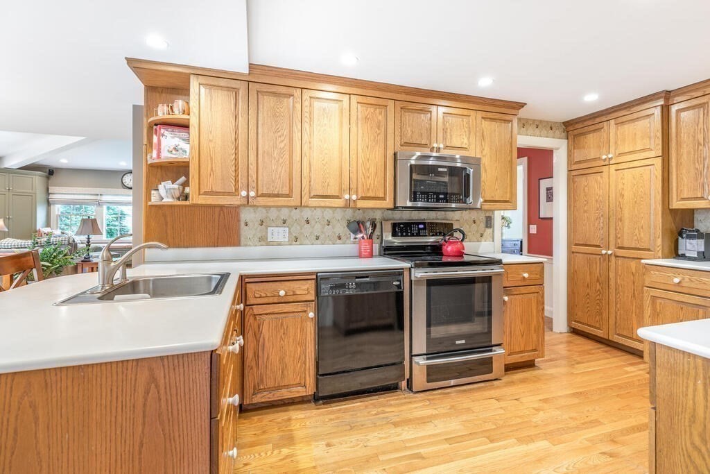 403 Hillcrest Road Needham, MA 02492 - Photo 13 of 35
