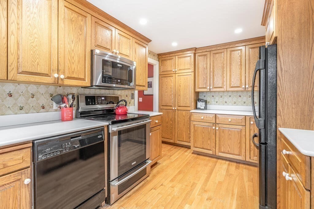 403 Hillcrest Road Needham, MA 02492 - Photo 15 of 35