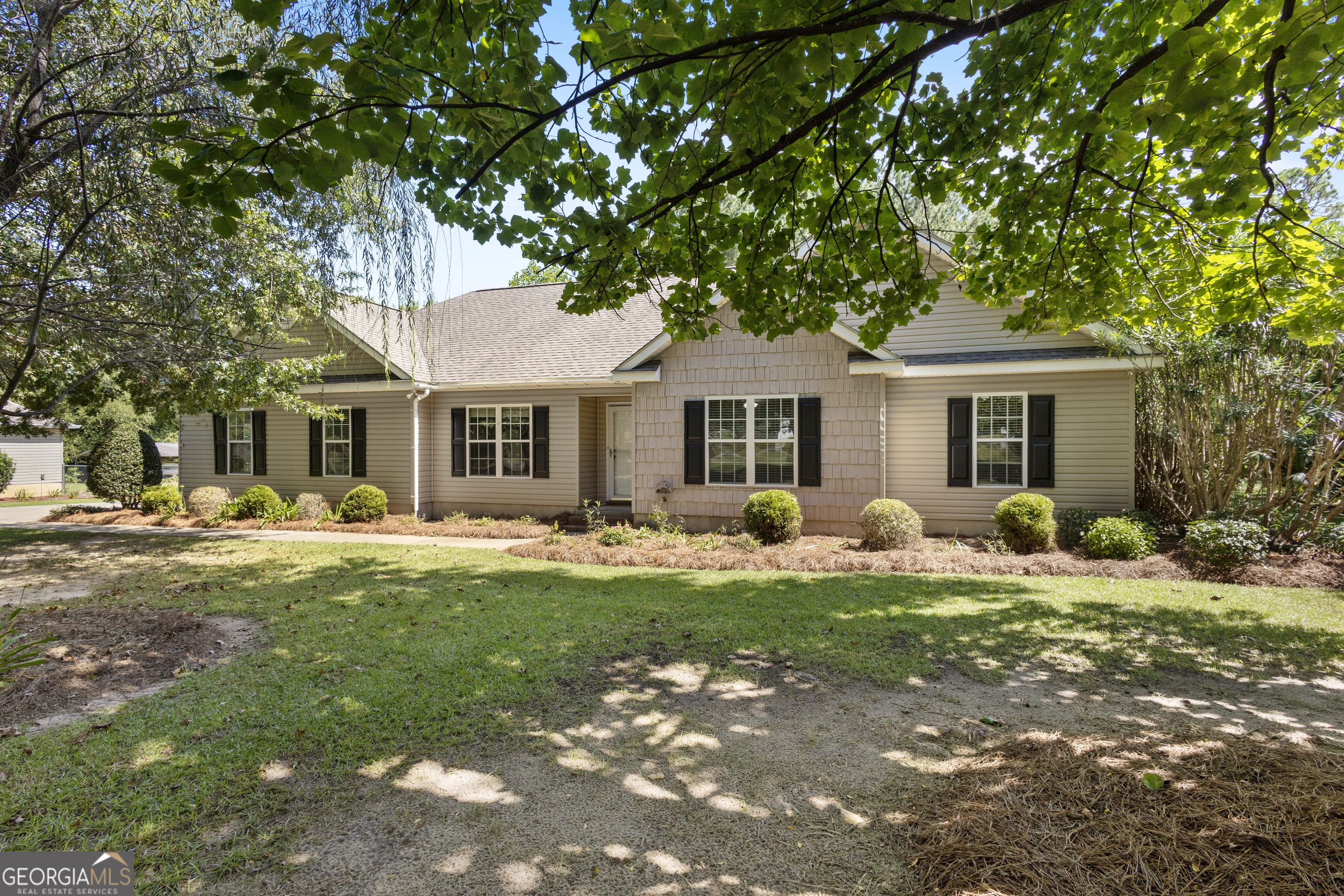 100 Elizabeth Circle Tifton, GA 31794 - Photo 1 of 1 a front view of a house with a garden