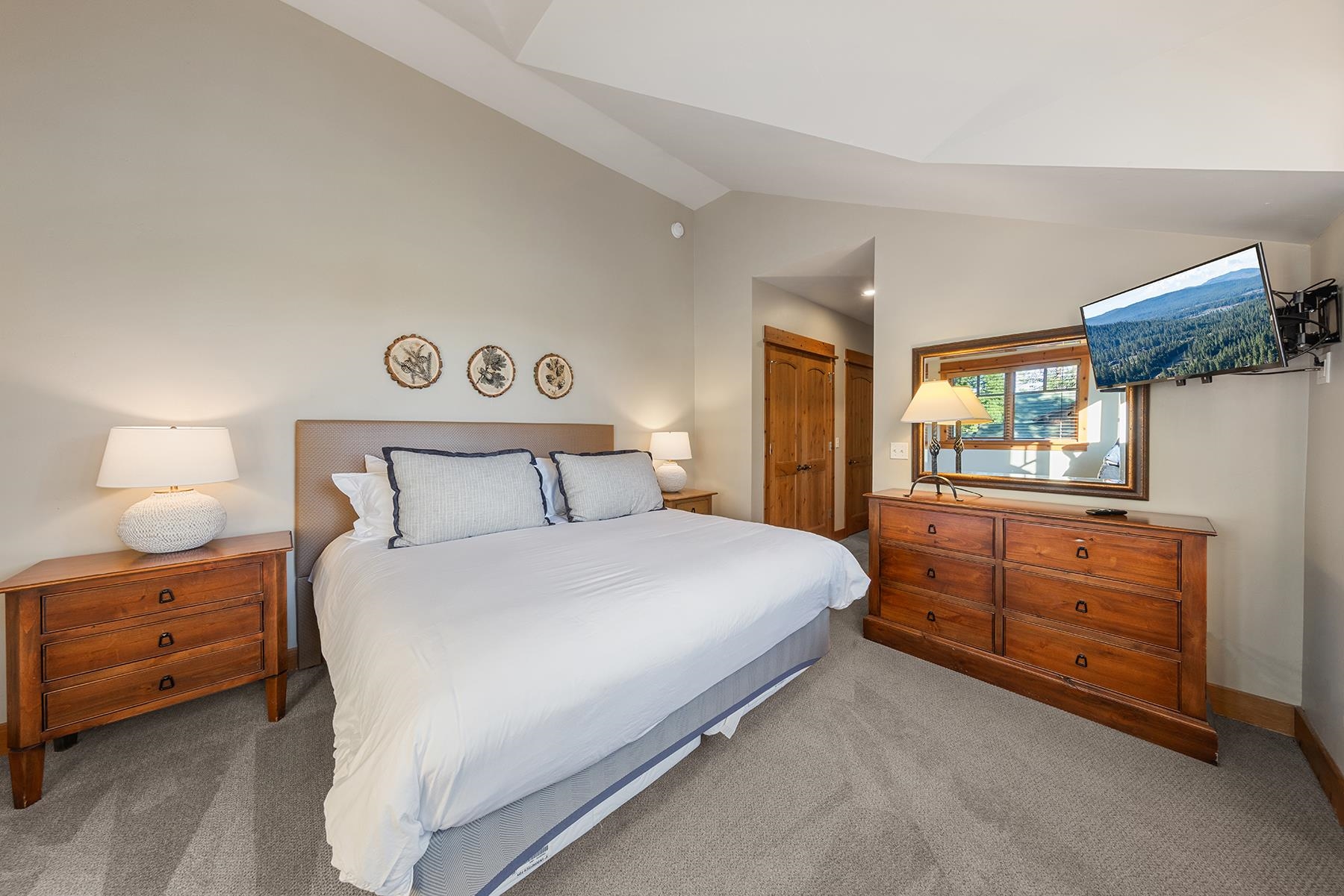 12303 Lookout Loop, Unit F0913 Truckee, CA 96161 - Photo 20 of 27 a bedroom with a bed and a dresser