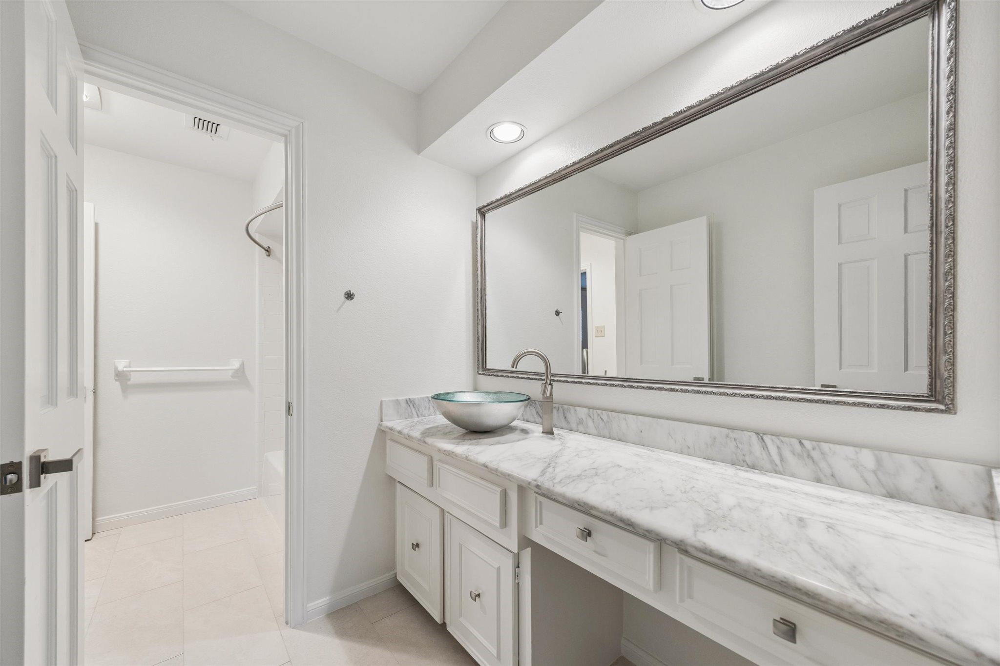 11903 Stoney Ridge Lane Houston, TX 77024 - Photo 32 of 44 Shared upstairs secondary bath with updated marble counter and sink