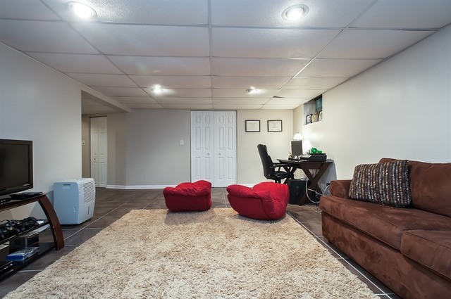1138 Dell Road Northbrook, IL 60062 - Photo 7 of 16 a living room with furniture
