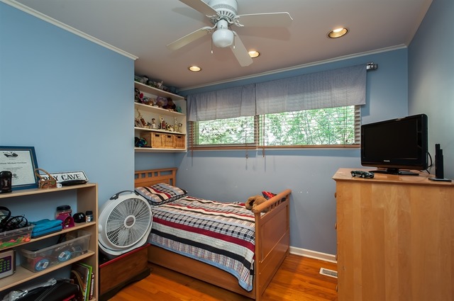 1138 Dell Road Northbrook, IL 60062 - Photo 9 of 16 a bedroom with furniture and a flat screen tv